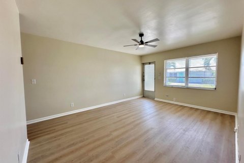 Condo in Lantana, Florida, 2 bedrooms № 2247303 - photo 7