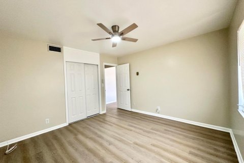 Condo in Lantana, Florida, 2 bedrooms № 2247303 - photo 11