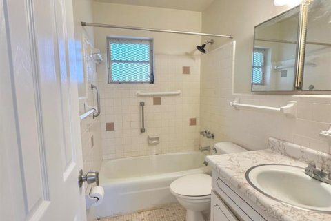 Condo in Lantana, Florida, 2 bedrooms № 2247303 - photo 16