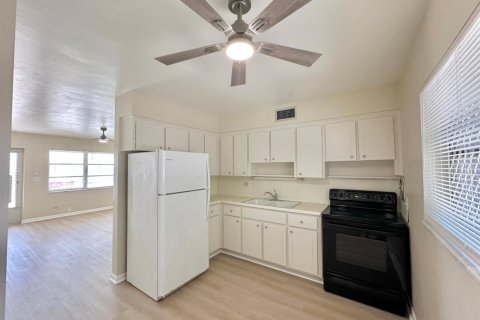 Condo in Lantana, Florida, 2 bedrooms № 2247303 - photo 17