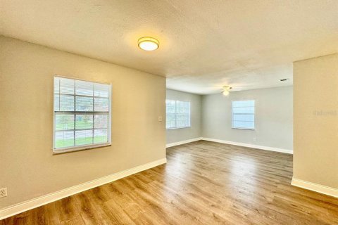 Casa en alquiler en Tampa, Florida, 4 dormitorios, 105.54 m2 № 1910160 - foto 5