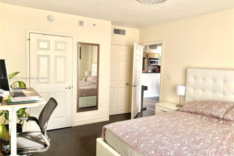 Condo in Hallandale Beach, Florida, 2 bedrooms  № 2077103 - photo 22