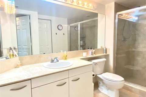 Condo in Hallandale Beach, Florida, 2 bedrooms  № 2077103 - photo 18