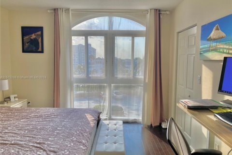 Condo in Hallandale Beach, Florida, 2 bedrooms  № 2077103 - photo 23