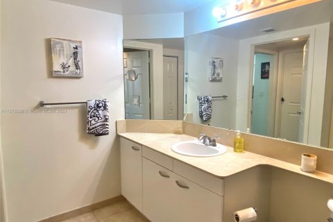 Condo in Hallandale Beach, Florida, 2 bedrooms  № 2077103 - photo 20