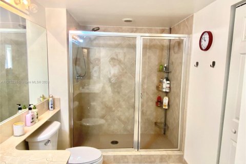 Condo in Hallandale Beach, Florida, 2 bedrooms  № 2077103 - photo 19