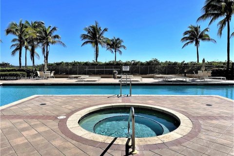 Condo in Hallandale Beach, Florida, 2 bedrooms  № 2077103 - photo 29