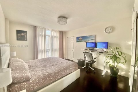 Condo in Hallandale Beach, Florida, 2 bedrooms  № 2077103 - photo 21