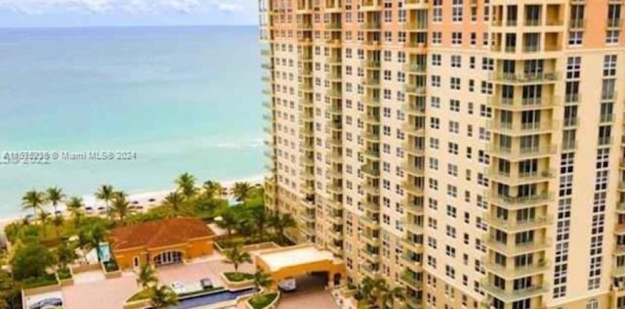 Condo in Hallandale Beach, Florida, 2 bedrooms  № 2077103