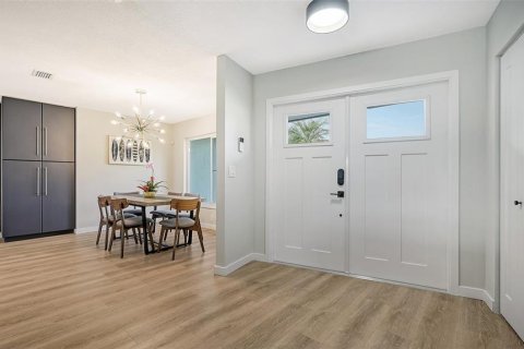 Villa ou maison à louer à Sarasota, Floride: 3 chambres, 179.21 m2 № 957680 - photo 5