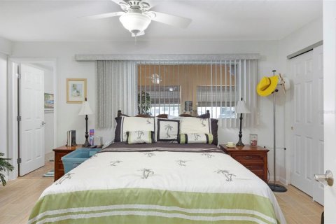 Condo in Saint Petersburg, Florida, 2 bedrooms № 2235083 - photo 16