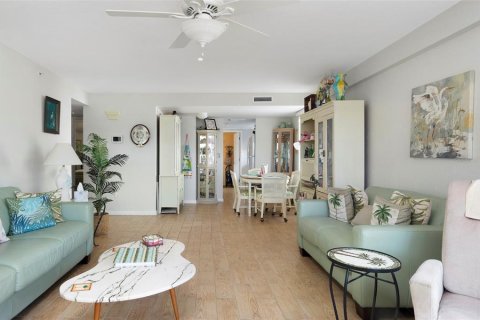 Condo in Saint Petersburg, Florida, 2 bedrooms № 2235083 - photo 5