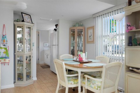 Condo in Saint Petersburg, Florida, 2 bedrooms № 2235083 - photo 8