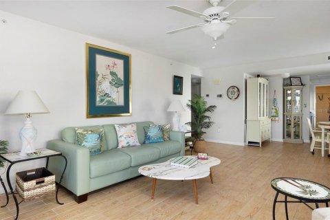 Condo in Saint Petersburg, Florida, 2 bedrooms № 2235083 - photo 6