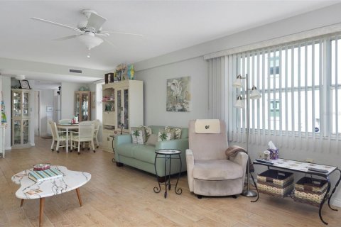 Condo in Saint Petersburg, Florida, 2 bedrooms № 2235083 - photo 4