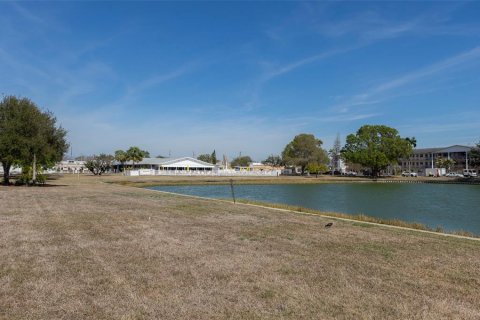 Condo in Saint Petersburg, Florida, 2 bedrooms № 2235083 - photo 30