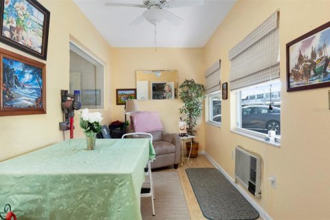 Condo in Saint Petersburg, Florida, 2 bedrooms № 2235083 - photo 12