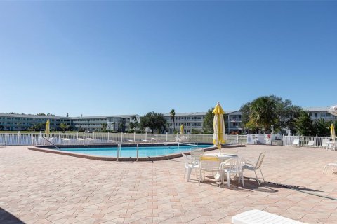 Condo in Saint Petersburg, Florida, 2 bedrooms № 2235083 - photo 25