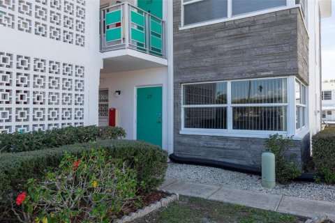 Condominio en Saint Petersburg, Florida, 2 dormitorios № 2235083