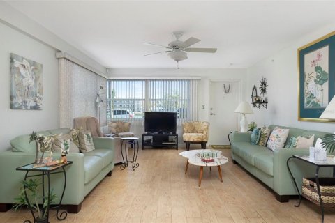 Condo in Saint Petersburg, Florida, 2 bedrooms № 2235083 - photo 7