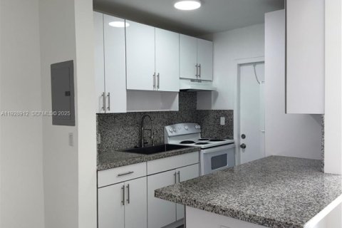 Casa en alquiler en Miami, Florida, 1 dormitorio № 2076855 - foto 3