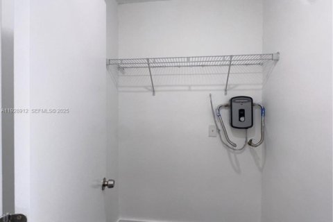 Casa en alquiler en Miami, Florida, 1 dormitorio № 2076855 - foto 6