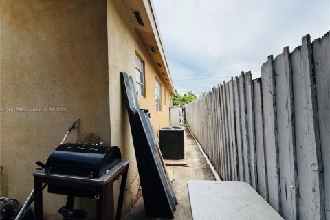 House in Miami, Florida 3 bedrooms, 114.08 sq.m. № 1836397 - photo 9