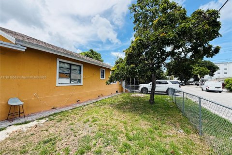 House in Miami, Florida 3 bedrooms, 114.08 sq.m. № 1836397 - photo 10
