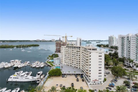 Condo in North Bay Village, Florida, 1 bedroom  № 1935620 - photo 17