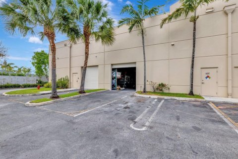 Commercial property in Coral Springs, Florida № 2399831 - photo 30