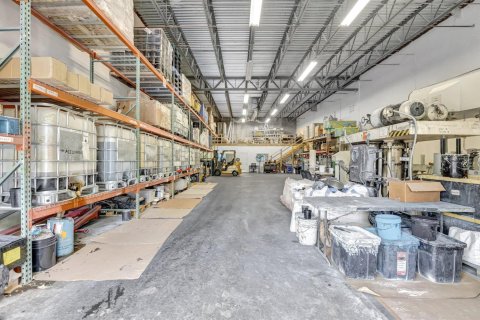 Commercial property in Coral Springs, Florida № 2399831 - photo 21