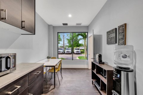 Commercial property in Coral Springs, Florida № 2399831 - photo 7