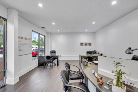 Commercial property in Coral Springs, Florida № 2399831 - photo 6