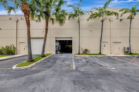 Commercial property in Coral Springs, Florida № 2399831 - photo 29