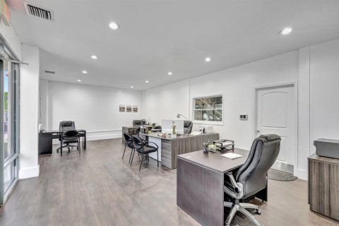 Commercial property in Coral Springs, Florida № 2399831 - photo 2