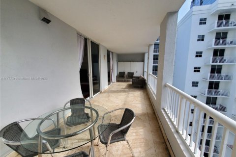 Condo in Miami, Florida, 2 bedrooms  № 1705890 - photo 17
