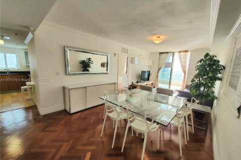 Condo in Miami, Florida, 2 bedrooms  № 1705890 - photo 1