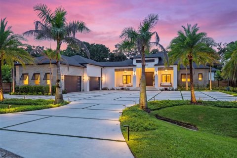 House in Lutz, Florida 5 bedrooms, 570.33 sq.m. № 2358766