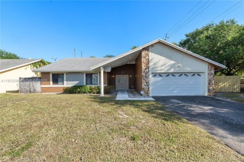 House in Lauderhill, Florida 3 bedrooms, 175.03 sq.m. № 2008122