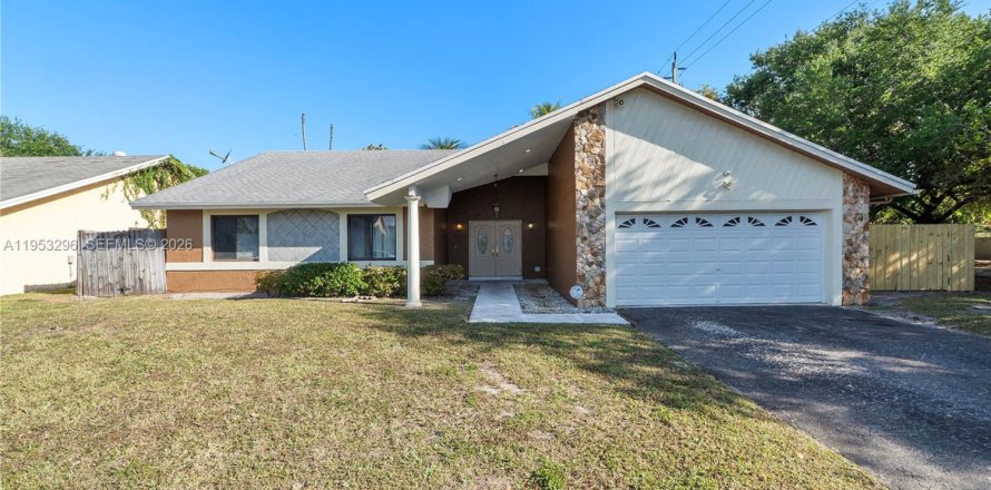 House in Lauderhill, Florida 3 bedrooms, 175.03 sq.m. № 2008122