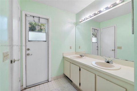 House in Lauderhill, Florida 3 bedrooms, 175.03 sq.m. № 2008122 - photo 18