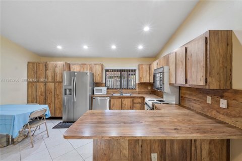 House in Lauderhill, Florida 3 bedrooms, 175.03 sq.m. № 2008122 - photo 13