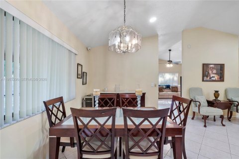 House in Lauderhill, Florida 3 bedrooms, 175.03 sq.m. № 2008122 - photo 8