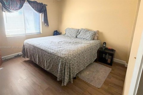 House in Lauderhill, Florida 3 bedrooms, 175.03 sq.m. № 2008122 - photo 20