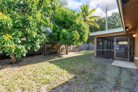 House in Lauderhill, Florida 3 bedrooms, 175.03 sq.m. № 2008122 - photo 24