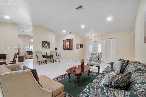 House in Lauderhill, Florida 3 bedrooms, 175.03 sq.m. № 2008122 - photo 6