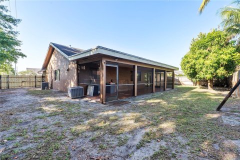 House in Lauderhill, Florida 3 bedrooms, 175.03 sq.m. № 2008122 - photo 25