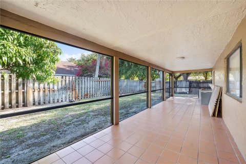 House in Lauderhill, Florida 3 bedrooms, 175.03 sq.m. № 2008122 - photo 23