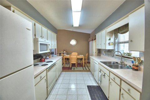 House in Lakeland, Florida 2 bedrooms, 125.42 sq.m. № 2215378 - photo 14
