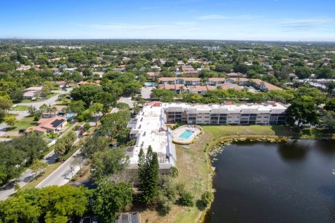 Condo in Coral Springs, Florida, 2 bedrooms  № 2026105 - photo 16